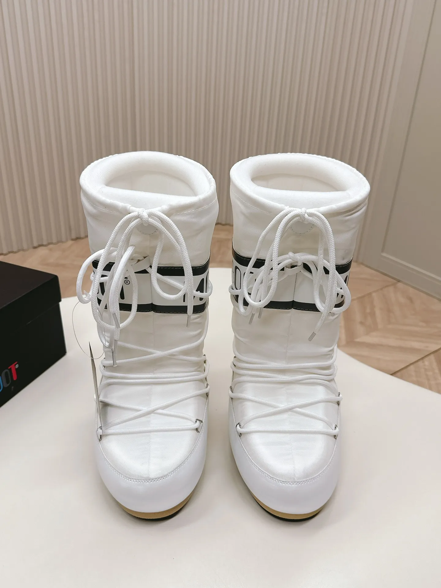 Men's men's shoes pP620! Fabric high boots Moon Boot 24ss The latest snow boots series for autumn and winter... Ugly snow short boots Forget UGG, fashionable people are wearing Moon Boot snow boots. If you find it difficult to accept the revival of UGG, now there is a more alternative snow boot that is back. It is 4 cm taller, that is the Moon Boot. It was already very popular in the millennium. Paris Hilton, Victoria Beckham and other celebrities often wore it, and now the Y2K trend is popular again. The same QQ show outfit worn by young children. The ugly snow boots that have been shown by thousands of people have become popular again. They are not distinguished between men and women. They look slim and warm and easy to wear. Fabric: 70% cotton and 30% plastic. Lining: 100% silk cotton liner. Feet: 100% silk cotton liner. Outsole: thermoplastic rubber. Bottom thickness: 4cm. Size: #35-41 (41 customization is not returnable).